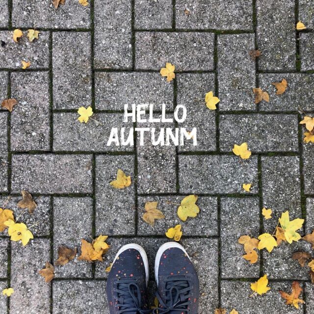 L'autunno 🍁 è la mia stagione preferita.
Come la primavera, possiede tutte le condizioni ideali che sollecitano le passeggiate #flâneur. Cambia la tonalità della luce, i colori mutano e l'aria si fa più fredda, presto l'atmosfera si farà crepuscolare e le foglie abbracceranno la decadenza. Il silenzio, l'eleganza, i propri passi...
La vostra stagione prediletta qual è? Raccontamelo nei commenti

#as_colta #kimberlymckean #sidewalksafaripodcast #podcastinglife #podcastitalia #girlinpodcasting #avventurierocreativo #letsgoanddointerestingthings